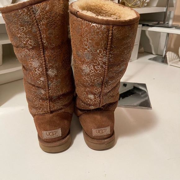 Uggs boots with light gold color logos all around the boots tan and gold - Picture 9 of 14